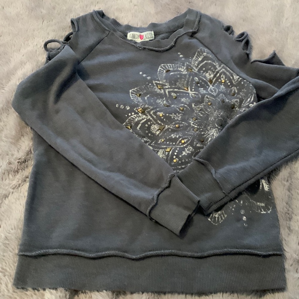 Sweat shirt with slit cut sleeves